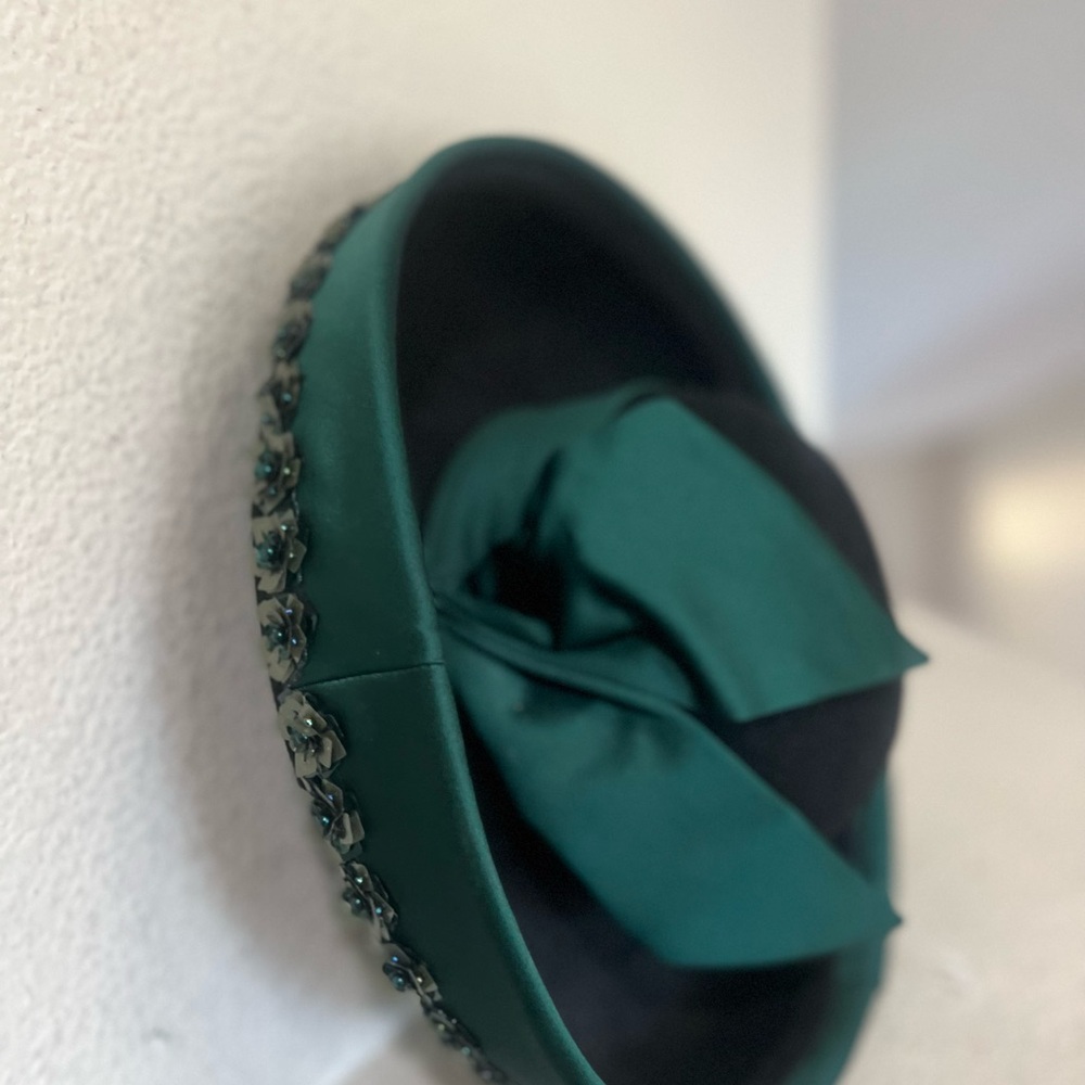 WHITTALL & SHON Vintage HAT Green 100% Wool Felt CHURCH DERBY Rhinestone Beaded - Picture 5 of 12
